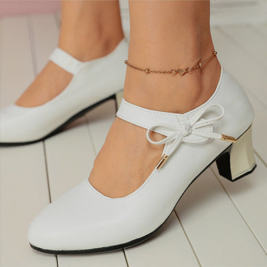 Elegante Pumps mit mittelhohem Absatz und Schnalle von Andrea Serena