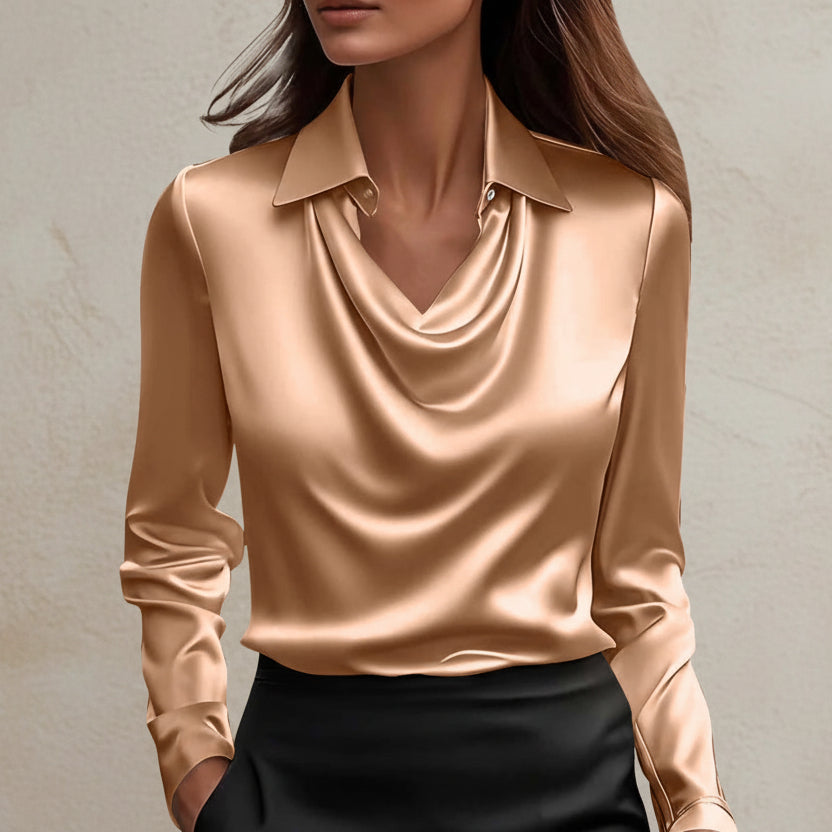Elegantes Satin-Top mit schwingendem Kragen von Andrea Serena