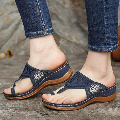 Bestickte Keilsandalen mit Blumenmuster von Andrea Serena