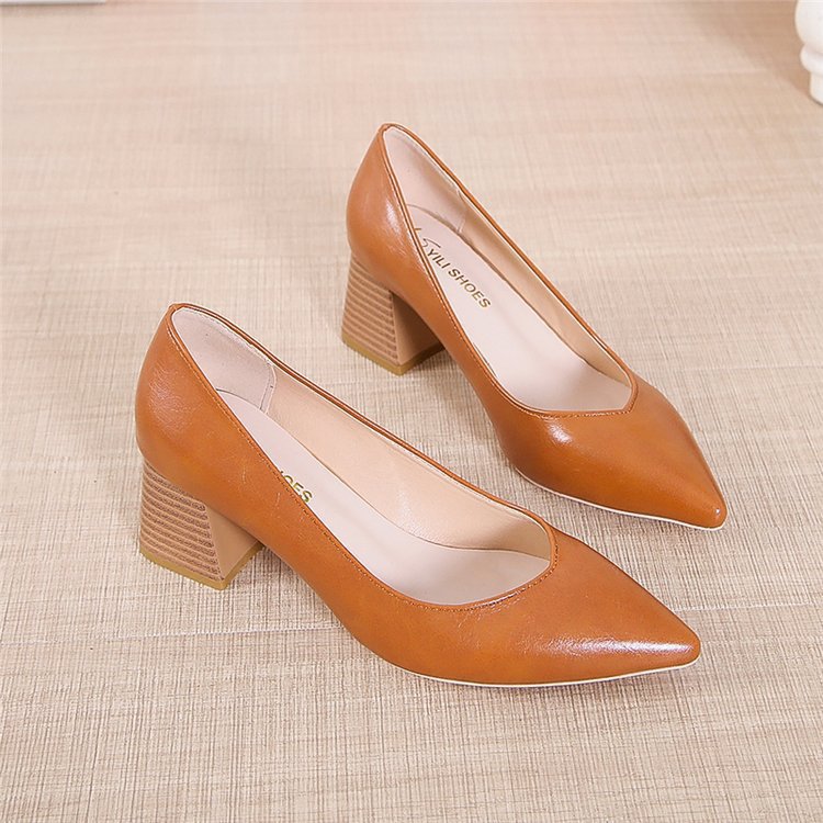 Elegante Pumps mit spitzer Zehenpartie von Andrea Serena