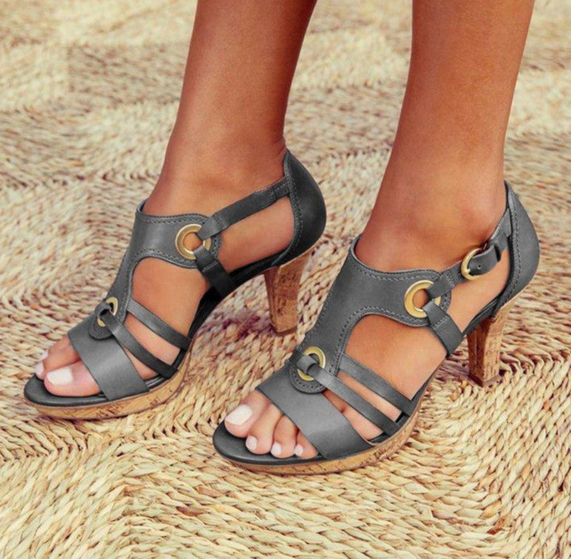 Andrea's™ | Riemchensandalen mit mittelhohem Absatz und goldenen Zierelementen