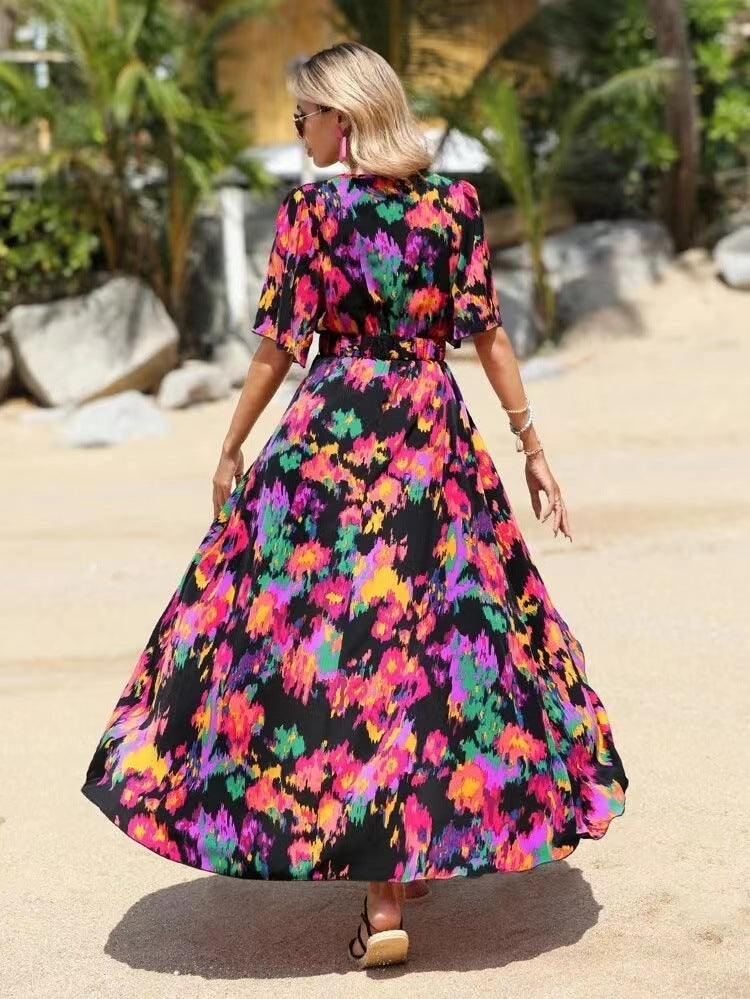 Lebhaftes, asymmetrisches Kleid mit V-Ausschnitt von Andrea Serena