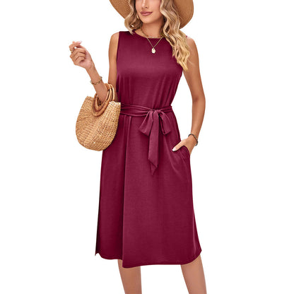Elegantes ärmelloses Midikleid mit Gürtel von Andrea Serena