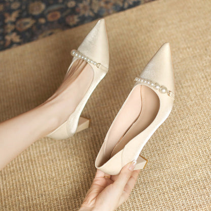 Elegante spitze Pumps mit Perlen von Andrea Serena