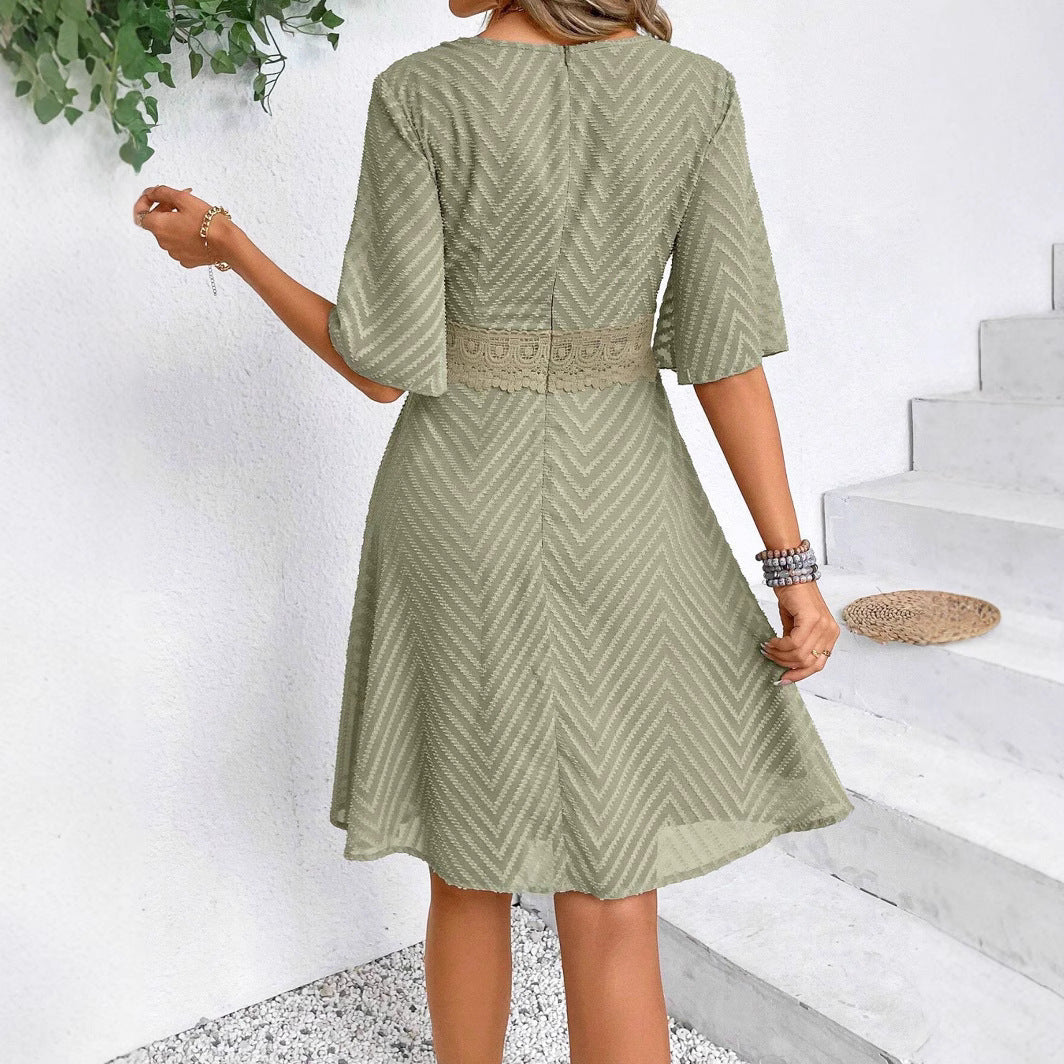 Spitzenkleid mit Glockenärmeln im Sommerstil von Andrea Serena