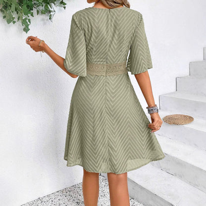 Spitzenkleid mit Glockenärmeln im Sommerstil von Andrea Serena