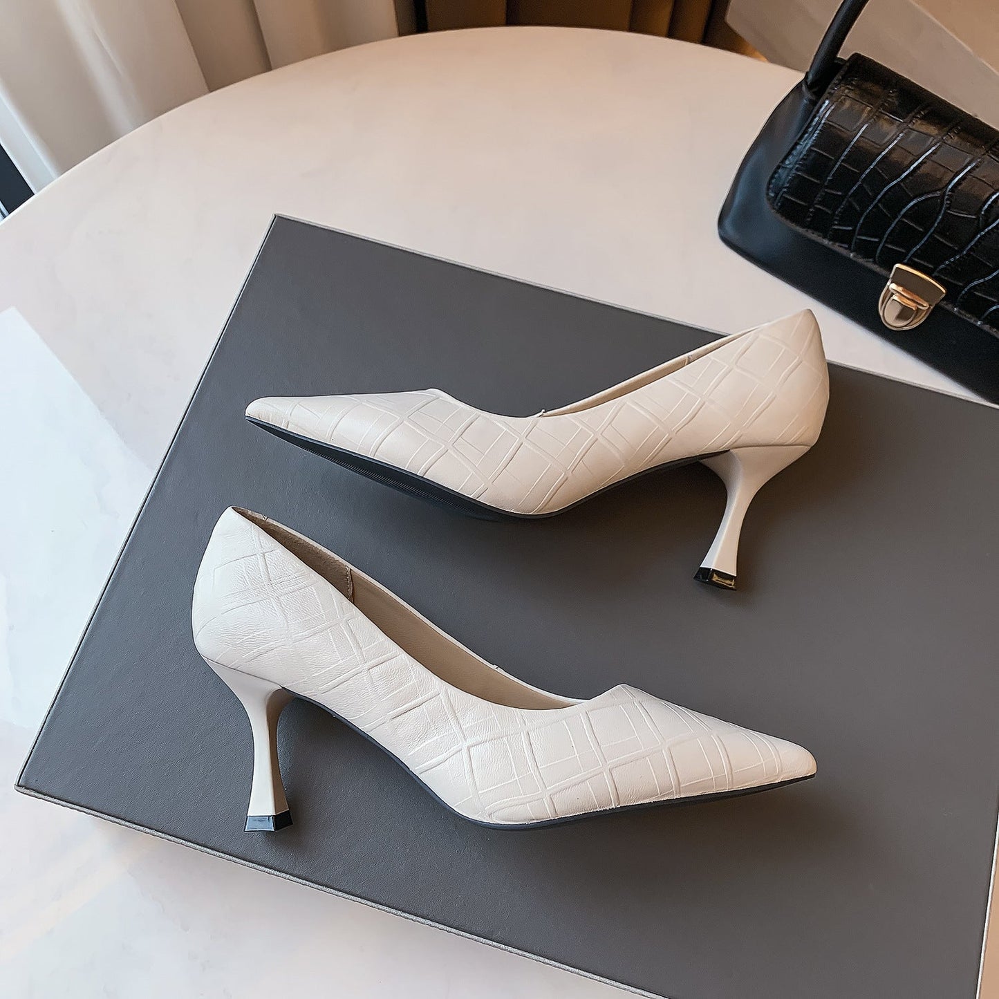 Elegante spitze Pumps aus Lammfell von Andrea Serena