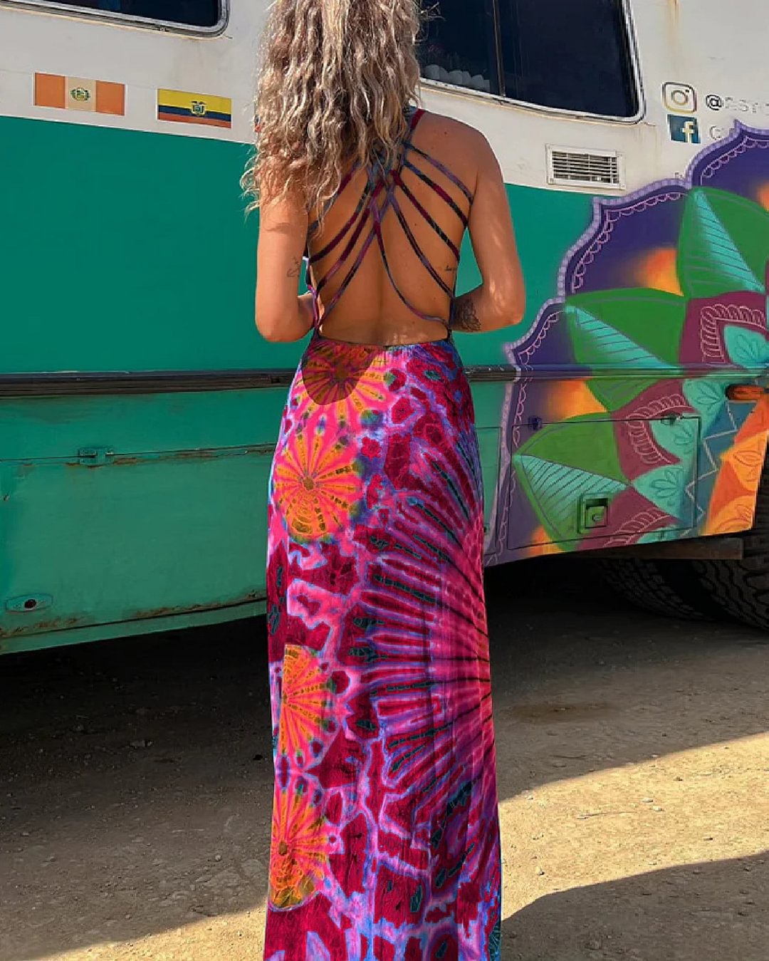 Lebhaftes geometrisches rückenfreies Maxikleid von Andrea Serena