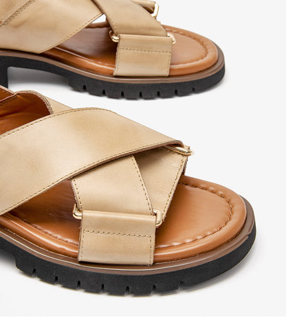 Retro-Sandalen mit gekreuzten Riemen von Andrea Serena