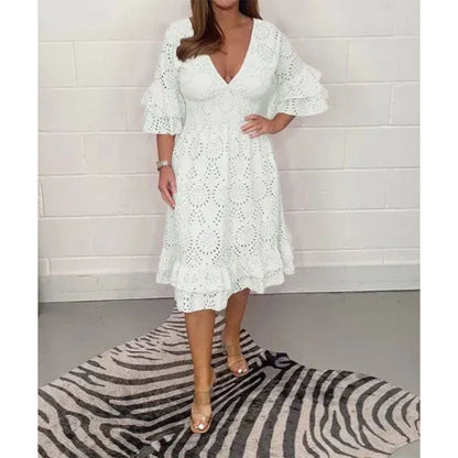 Schickes, besticktes Kleid mit V-Ausschnitt von Andrea Serena