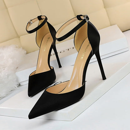 Elegante spitze Seidenpumps von Andrea Serena