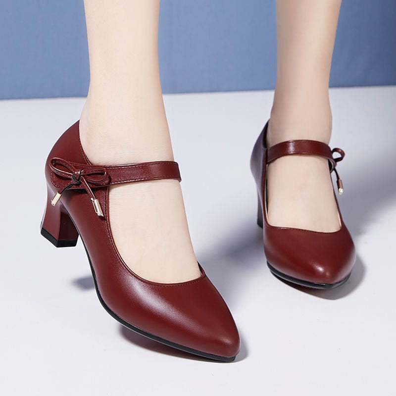 Elegante Pumps mit mittelhohem Absatz und Schnalle von Andrea Serena