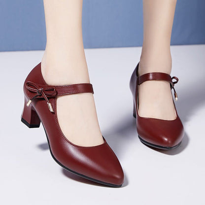 Elegante Pumps mit mittelhohem Absatz und Schnalle von Andrea Serena