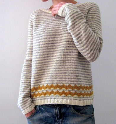 Andrea's™ | Sandgestreifter Strickpullover mit Honigfarbener Zackenbordüre