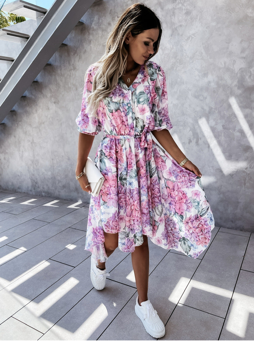 Andrea Serena Midikleid mit Blumenmuster und unregelmäßiger Silhouette