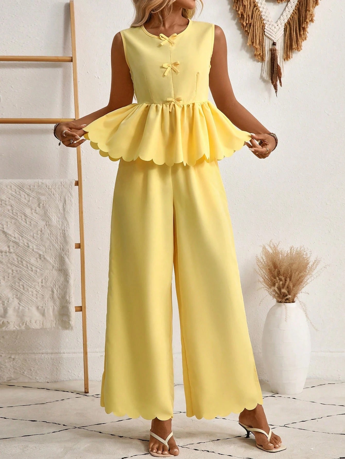 Schickes gelbes zweiteiliges Set von Andrea Serena
