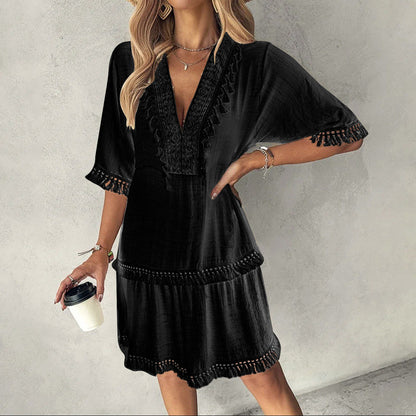 Elegantes Sommerkleid mit V-Ausschnitt von Andrea Serena