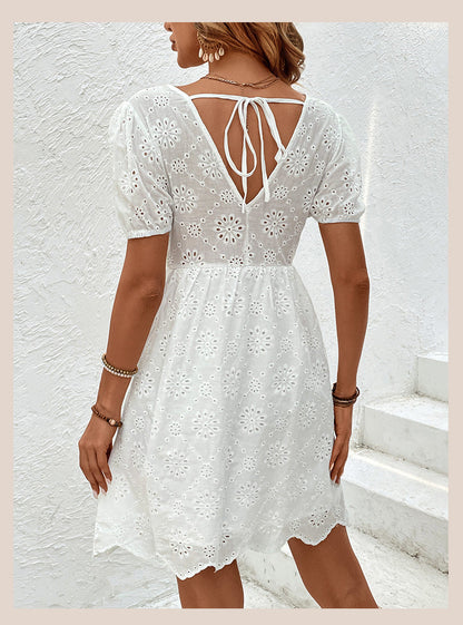 Elegantes Andrea Serena Kleid mit Lochstickerei und Puffärmeln