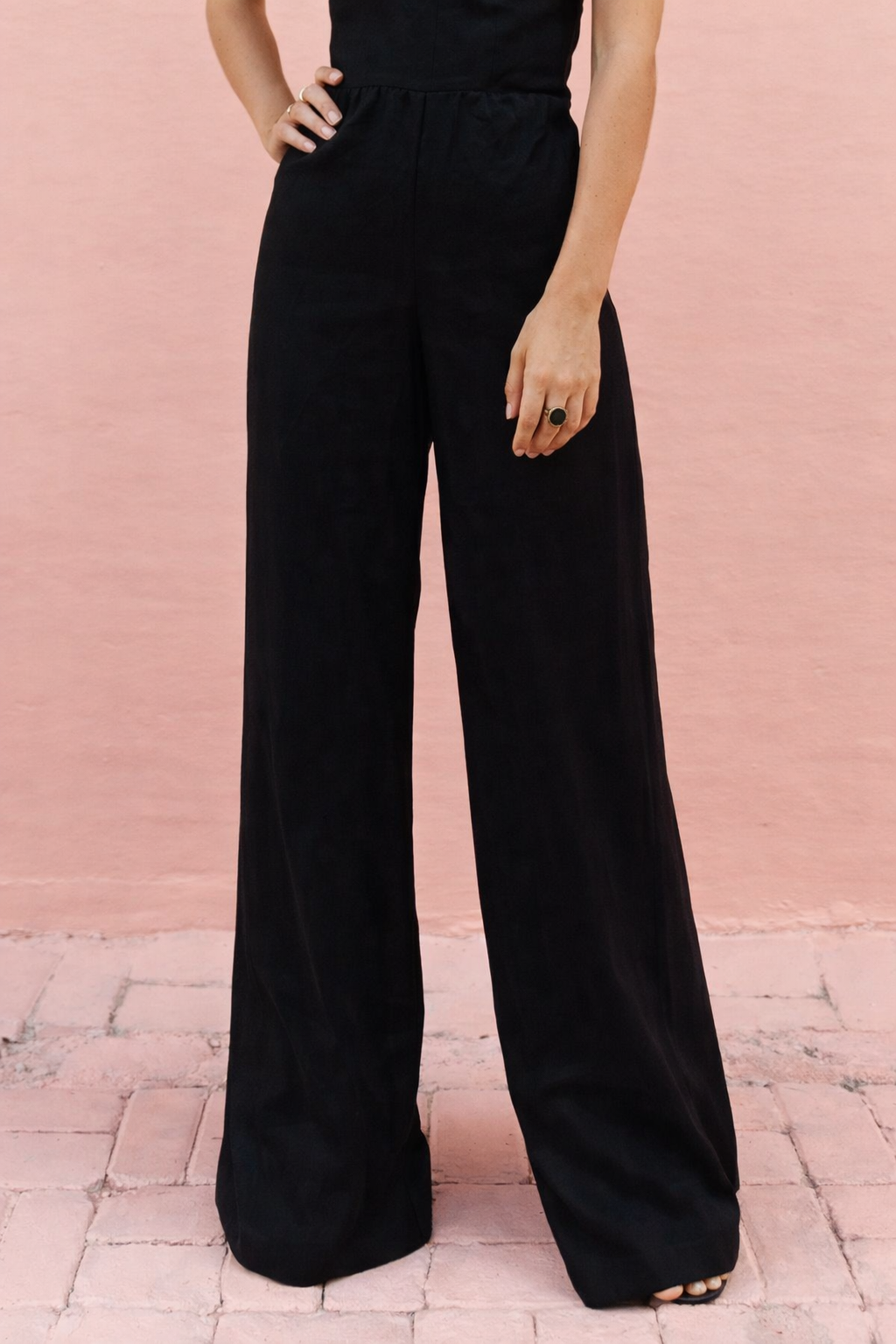 Schicker ärmelloser Jumpsuit mit hohem Bund von Andrea Serena