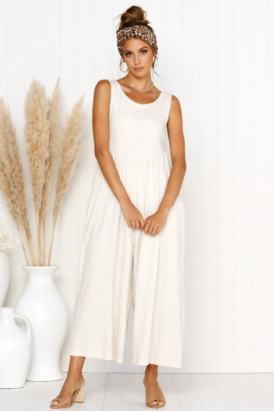 Schicker, einfarbiger Jumpsuit mit Weste von Andrea Serena
