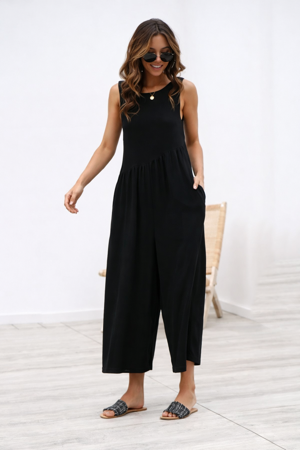 Schicker, einfarbiger Jumpsuit mit Weste von Andrea Serena