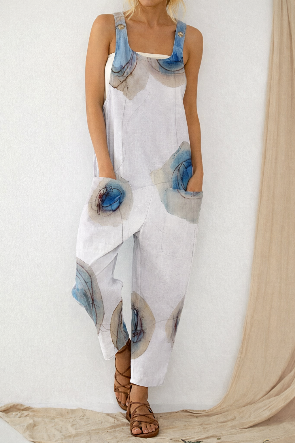 Andrea Serena Jumpsuit mit kunstvollem Print, lockere Hose