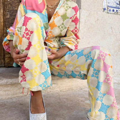 Langarmshirt mit lebhaftem Graffiti-Print von Andrea Serena