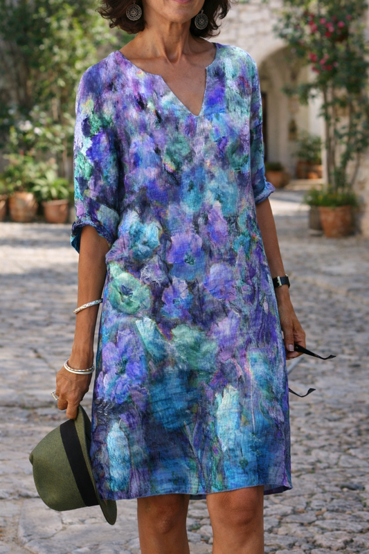 Lebendig bedrucktes Kleid mit V-Ausschnitt von Andrea Serena