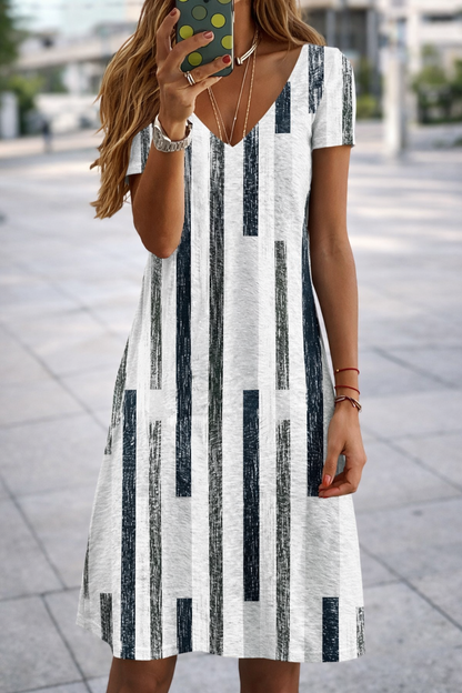 Elegantes Plus-Size-Kleid mit V-Ausschnitt von Andrea Serena