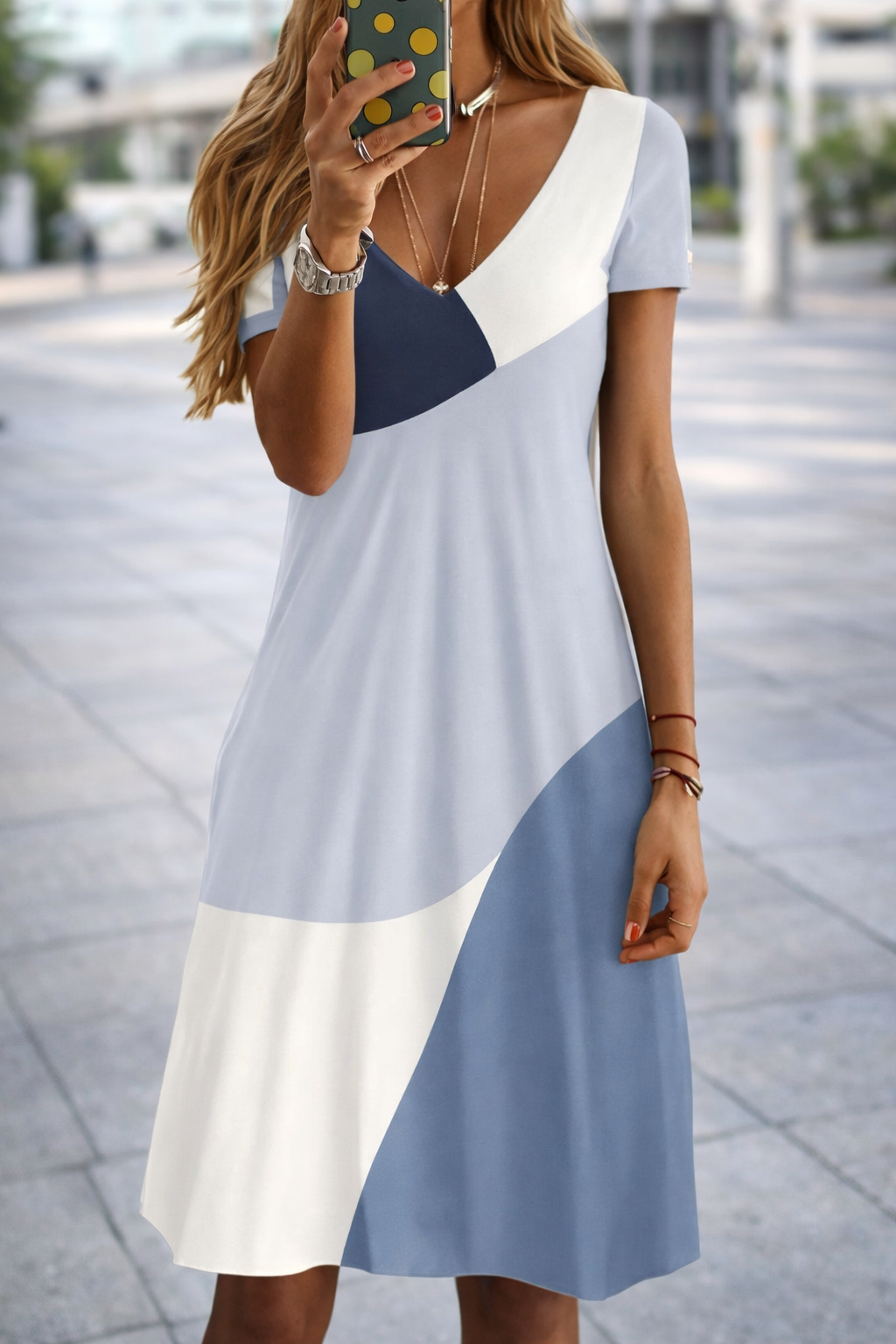 Elegantes Plus-Size-Kleid mit V-Ausschnitt von Andrea Serena