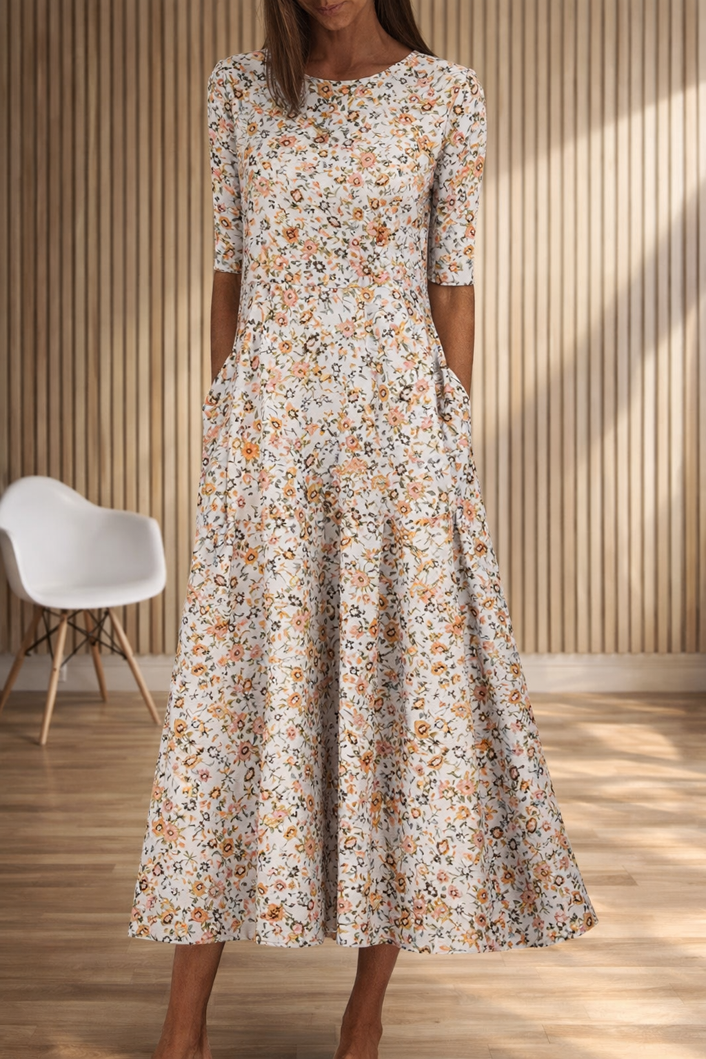 Kleid mit Blumenmuster und Rundhalsausschnitt von Andrea Serena