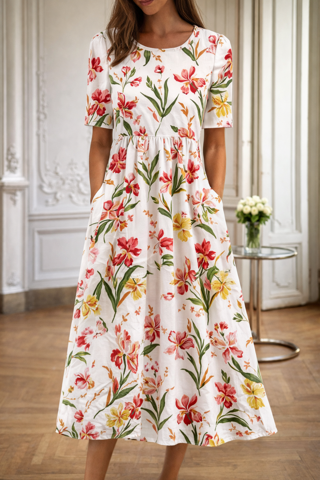 Kleid mit Blumenmuster und Rundhalsausschnitt von Andrea Serena