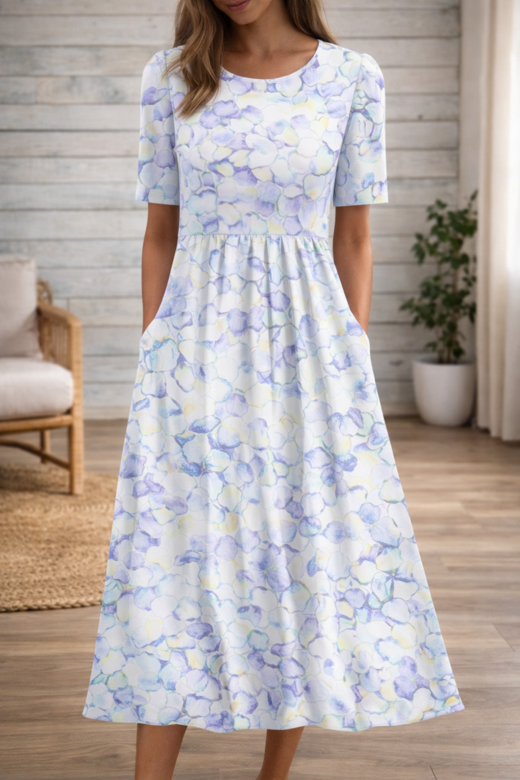 Kleid mit Blumenmuster und Rundhalsausschnitt von Andrea Serena