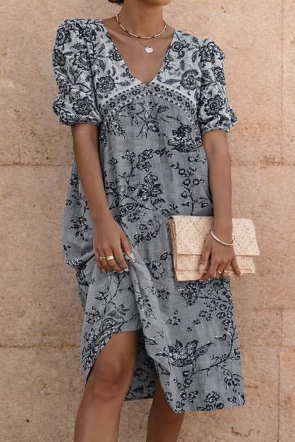 Midikleid mit Blumenmuster und V-Ausschnitt von Andrea Serena