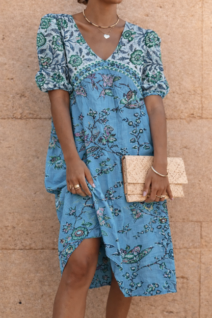 Midikleid mit Blumenmuster und V-Ausschnitt von Andrea Serena