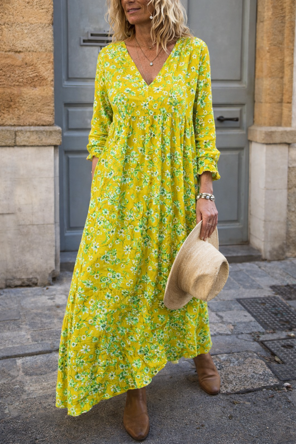 Langes Kleid mit Blumenmuster und V-Ausschnitt von Andrea Serena