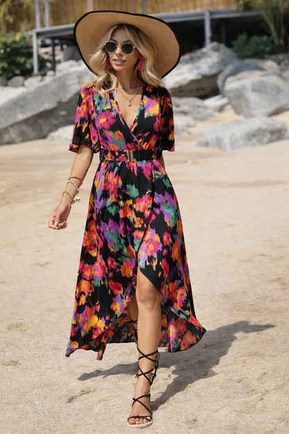 Lebhaftes, asymmetrisches Kleid mit V-Ausschnitt von Andrea Serena
