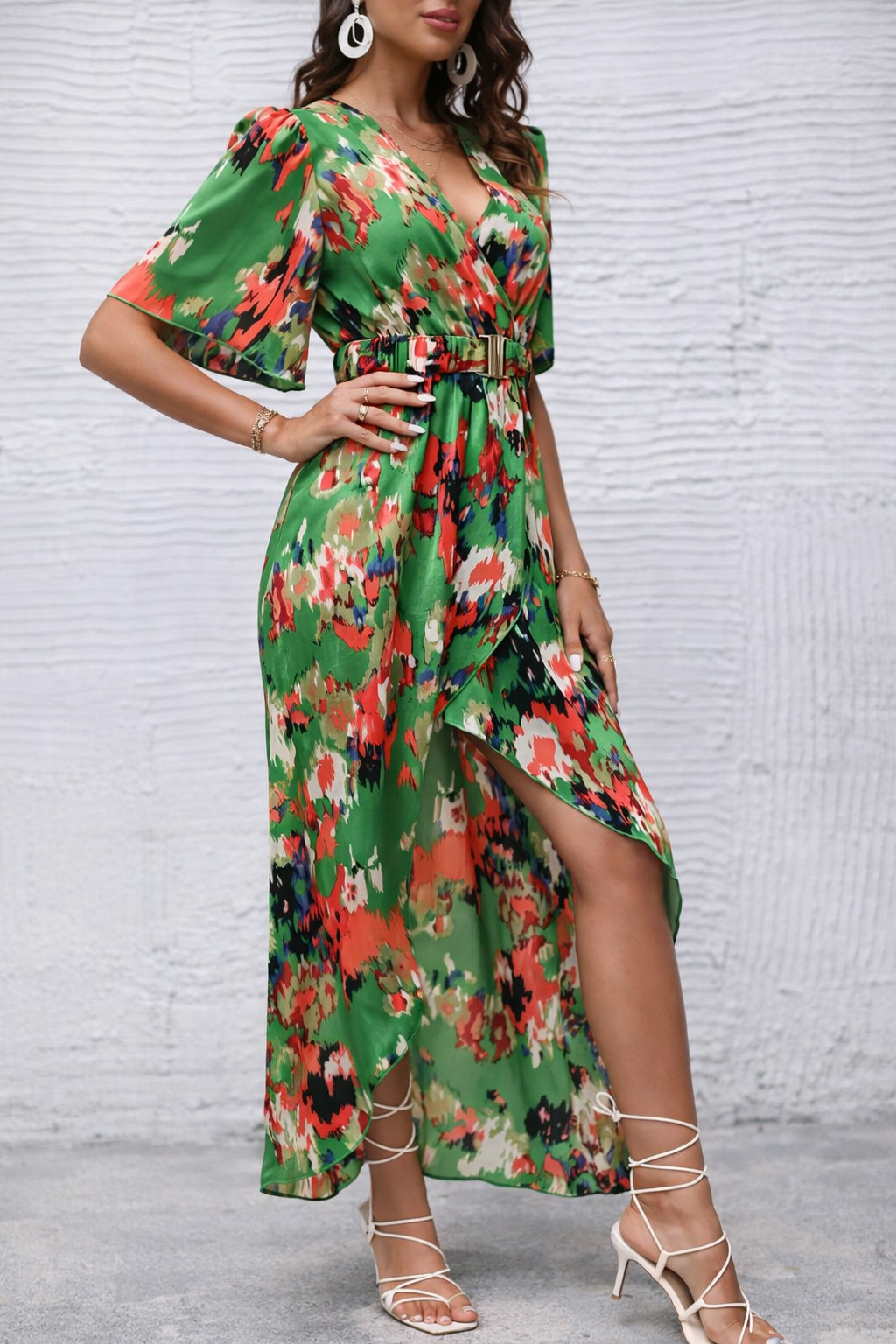 Lebhaftes, asymmetrisches Kleid mit V-Ausschnitt von Andrea Serena