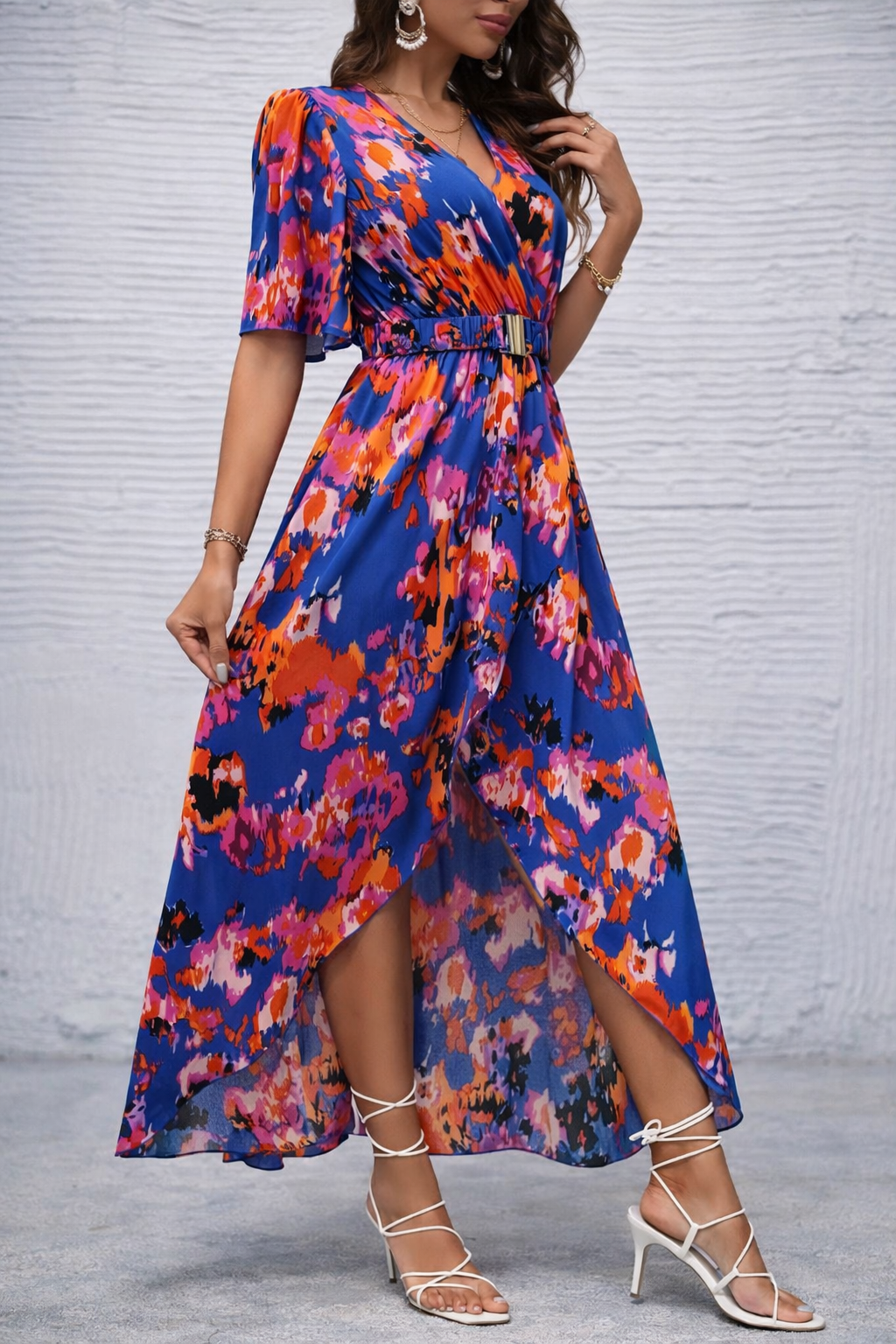 Lebhaftes, asymmetrisches Kleid mit V-Ausschnitt von Andrea Serena