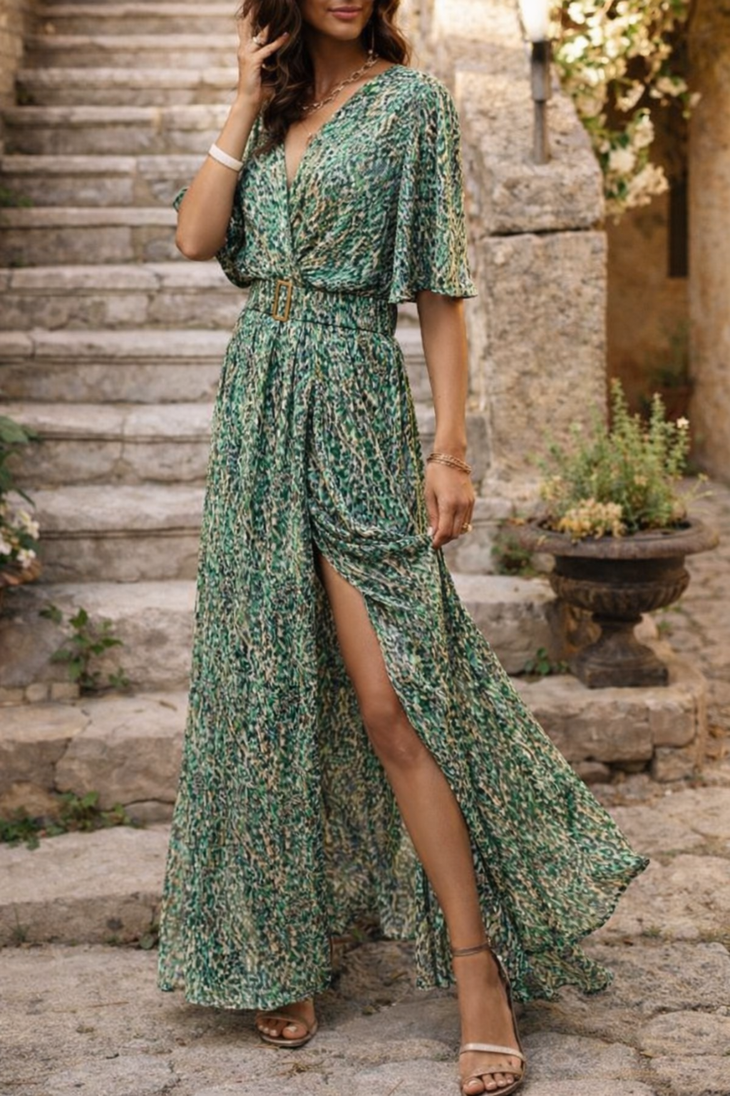 Lebhaftes, asymmetrisches Kleid mit V-Ausschnitt von Andrea Serena