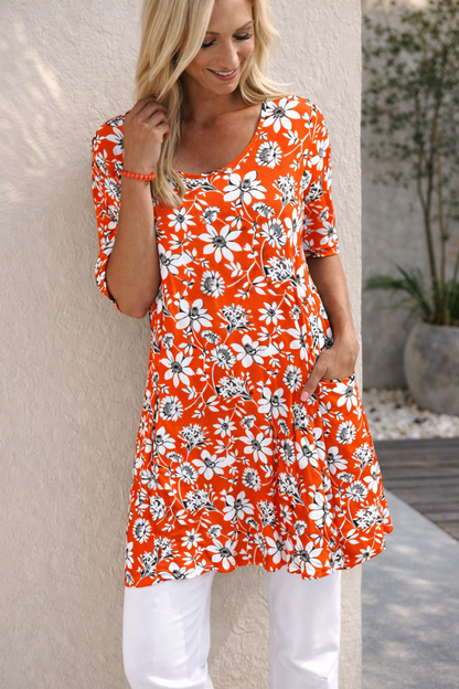 Kleid mit Blumenmuster und Taschen von Andrea Serena
