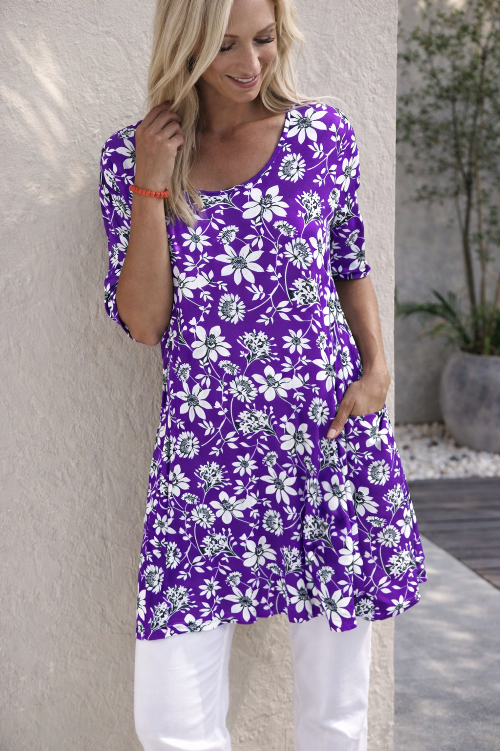 Kleid mit Blumenmuster und Taschen von Andrea Serena