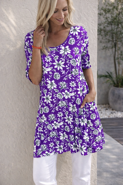 Kleid mit Blumenmuster und Taschen von Andrea Serena