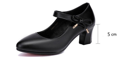 Elegante Pumps mit mittelhohem Absatz und Schnalle von Andrea Serena