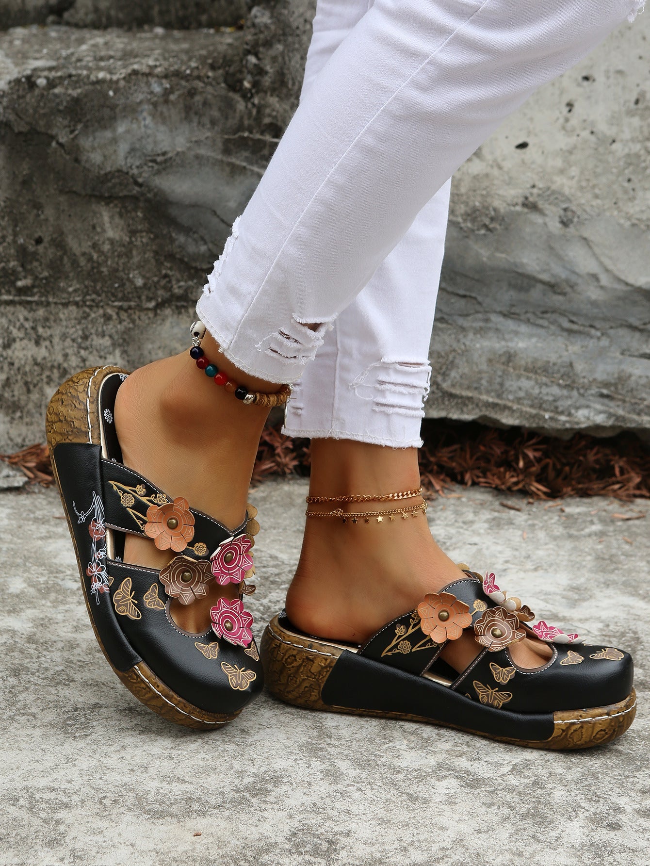 Boho-Sandalen mit Blumenmuster von Andrea Serena mit runder Zehenpartie