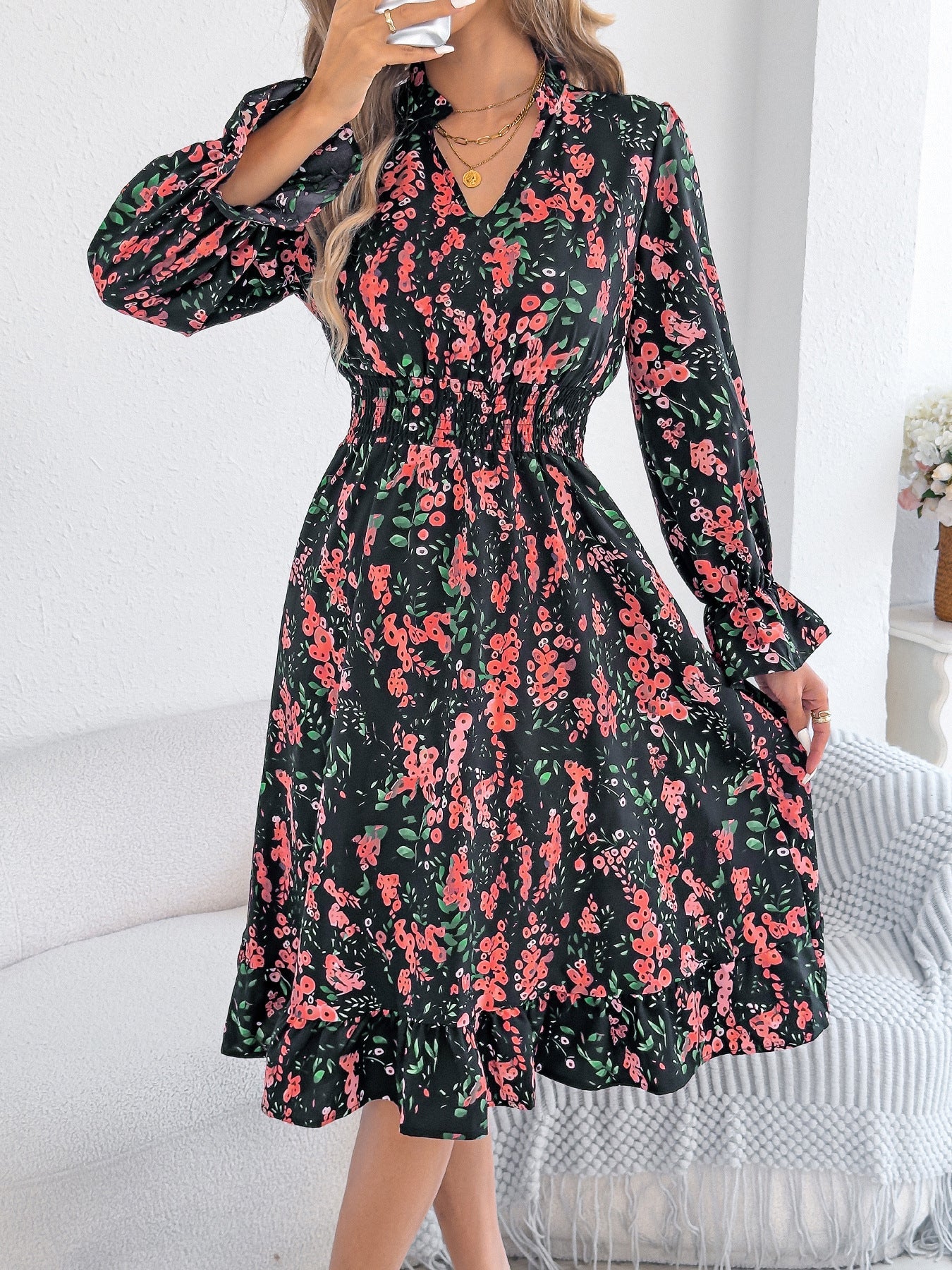 Andrea Serena Midikleid mit Blumenmuster und Glockenärmeln