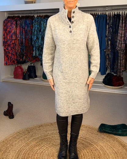 Andrea's™ | Strickkleid mit Knöpfen und Rollkragen im modischen Stil