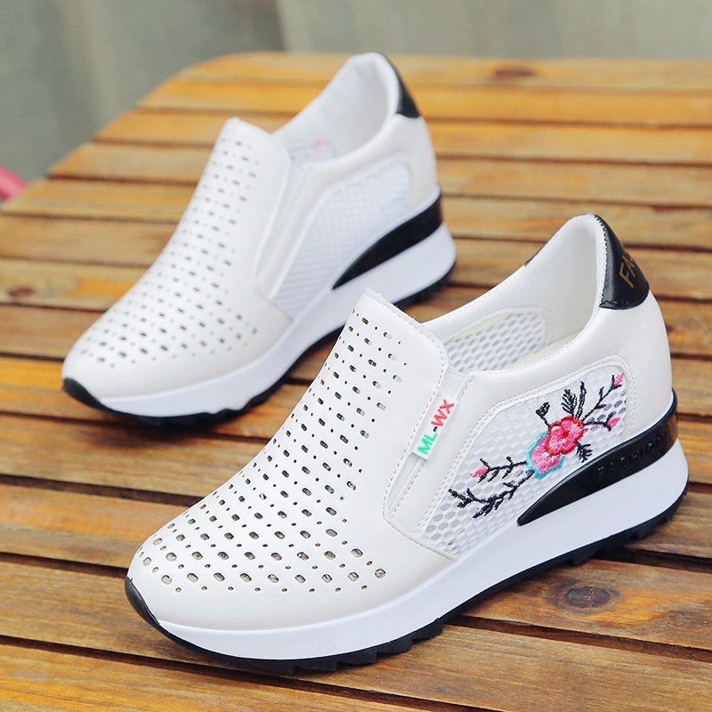 Bestickte Slipper von Andrea Serena