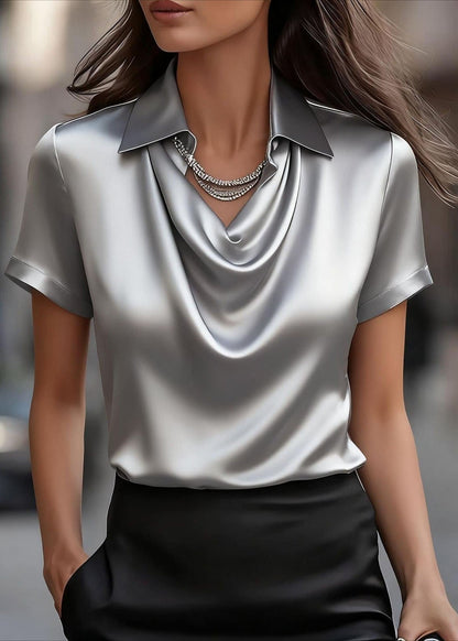 Elegante Satinbluse mit U-Boot-Ausschnitt von Andrea Serena