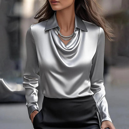 Elegantes Satin-Top mit schwingendem Kragen von Andrea Serena